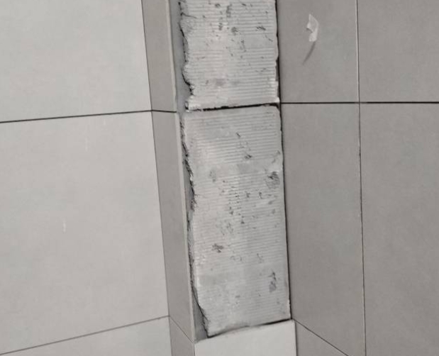 沁源瓷砖空鼓维修公司分享下瓷砖施工前基层浇水润湿程度不足，可能导致以下问题
